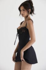House of CB одећу 68JT385 Адриана црна мини хаљина од сатена и чипке - Image 12