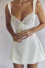 House of CB одећу 68JT398 Адриана мини хаљина од сатена и чипке боје слоноваче - Image 4
