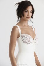 House of CB одећу 68JT398 Адриана мини хаљина од сатена и чипке боје слоноваче - Image 10