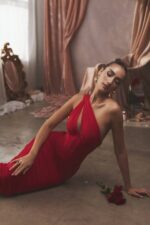 House of CB одећу 68JT509 валентина сцарлет асиметрична миди хаљина - Image 13