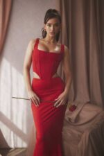House of CB одећу 68JT943 цолетте сцарлет сатенска миди сукња са ниским струком - Image 11