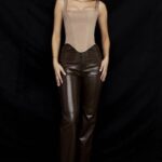 House of CB одећу 68JT954 инаиа чоколадне крокодилице растегљиве веганске кожне панталоне