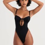 House of CB одећу 68JT1210 Цаннес црни купаћи костим са изрезом
